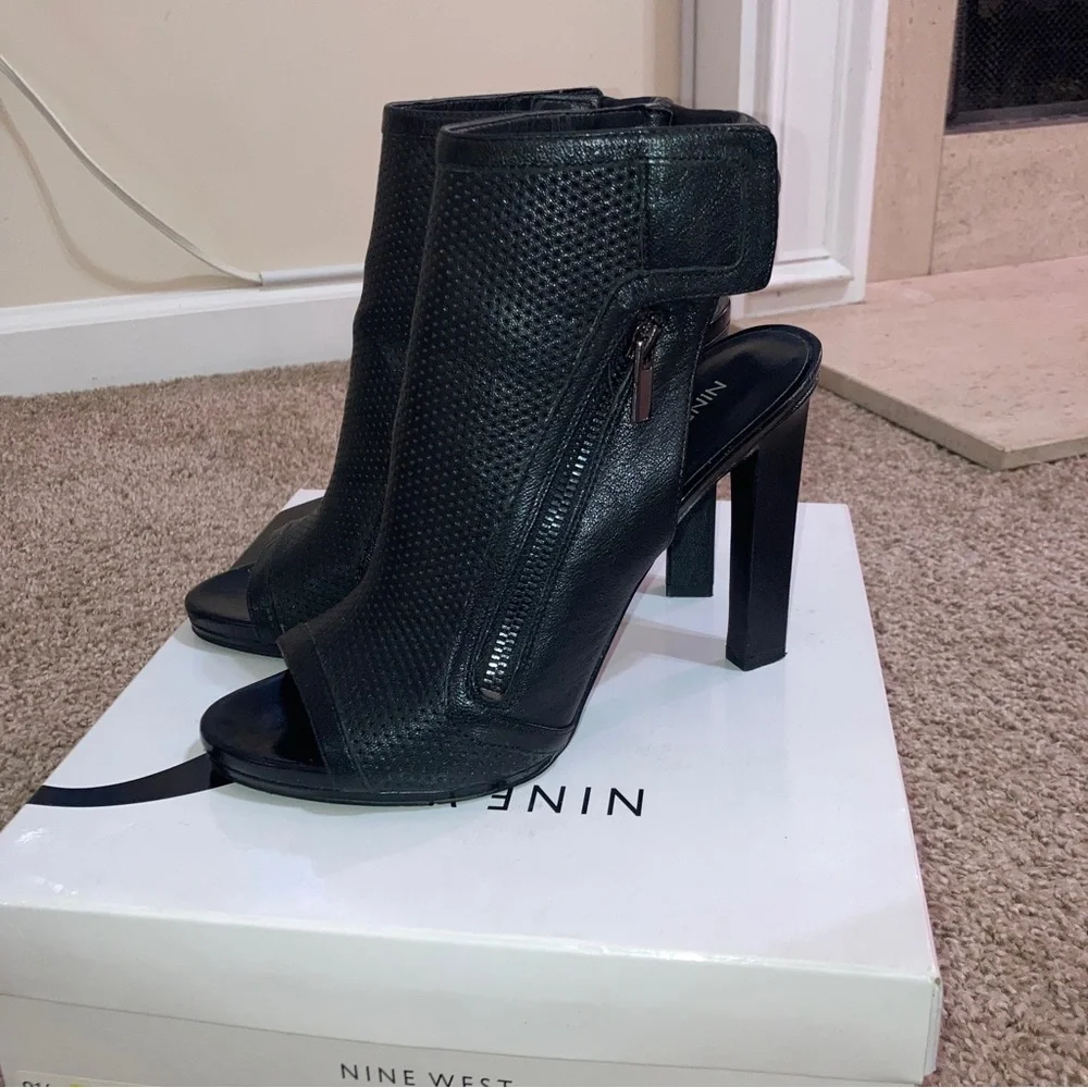 Nine West Black Tiptoe Booties Size 8.5 - Picture 2 of 8